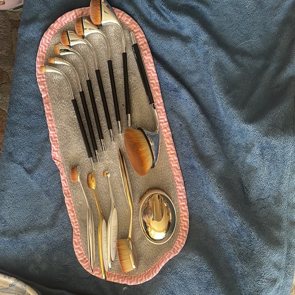 SOLD—Artis Fluenta/Elite brush lot